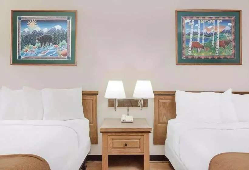 Motelli Courtyard Hotel & Event Center