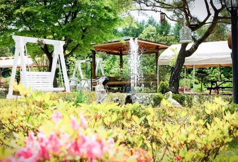 Hongcheon Gangbyeonuisuchaehwa Pension