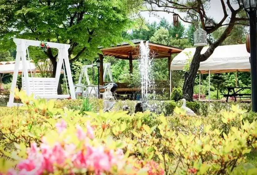 Hongcheon Gangbyeonuisuchaehwa Pension