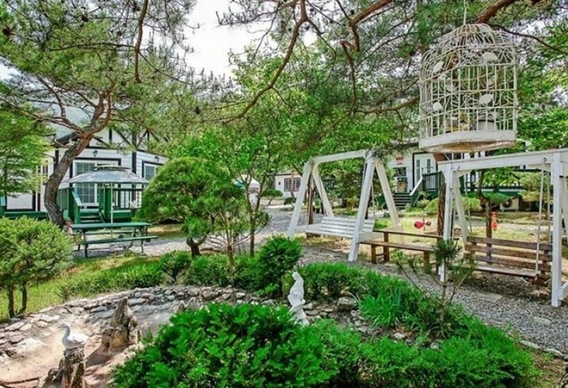 Hongcheon Gangbyeonuisuchaehwa Pension