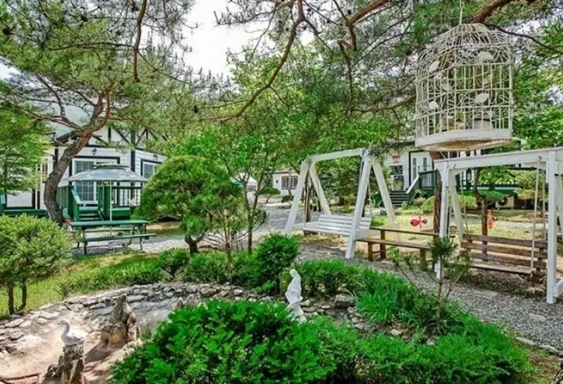 Hongcheon Gangbyeonuisuchaehwa Pension