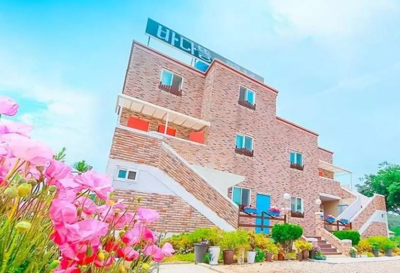 Hwaseong Badateuriyagi Pension