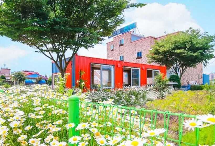 Hwaseong Badateuriyagi Pension