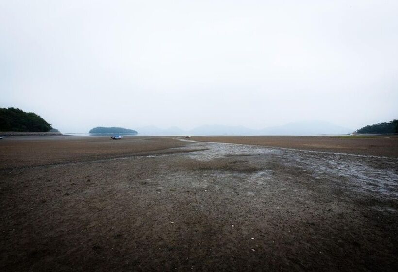 Namhae Seomnara Hayanjip Pension
