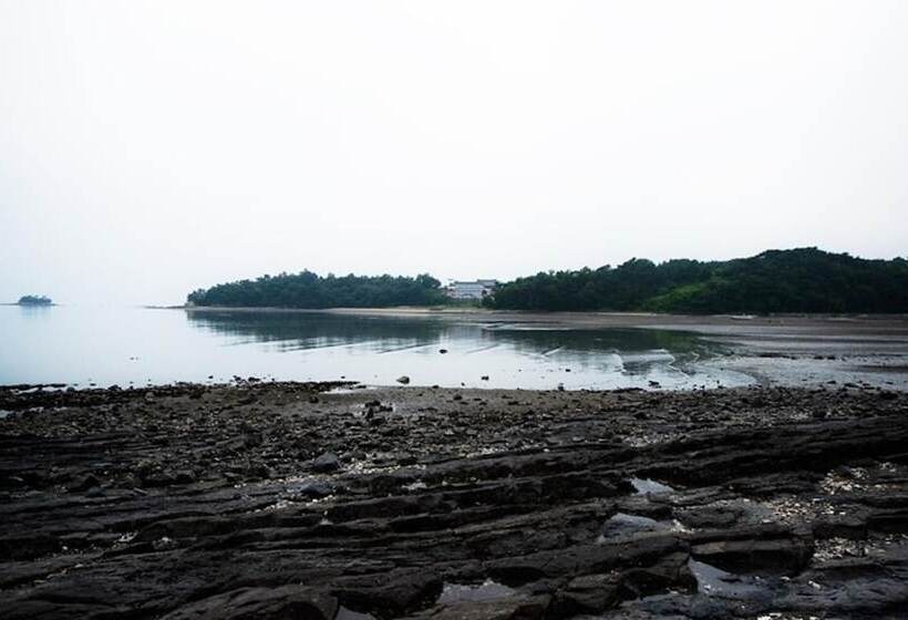 Namhae Seomnara Hayanjip Pension