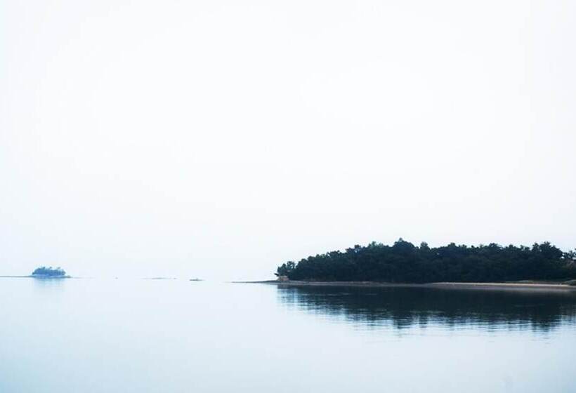 Namhae Seomnara Hayanjip Pension