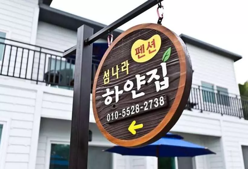 Namhae Seomnara Hayanjip Pension