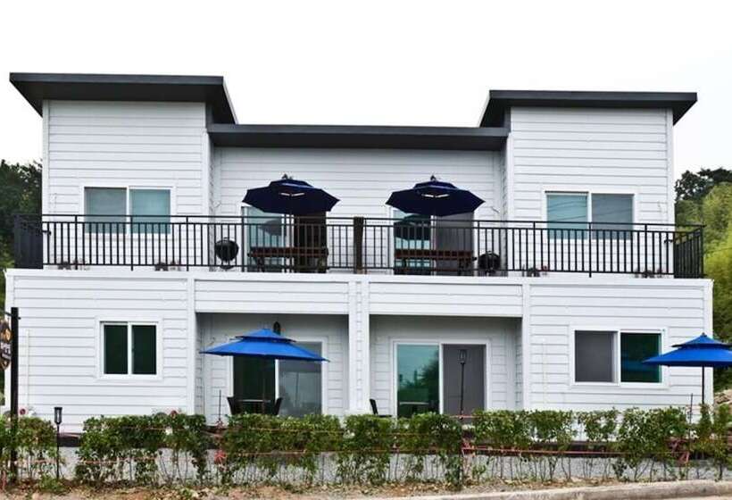 Namhae Seomnara Hayanjip Pension