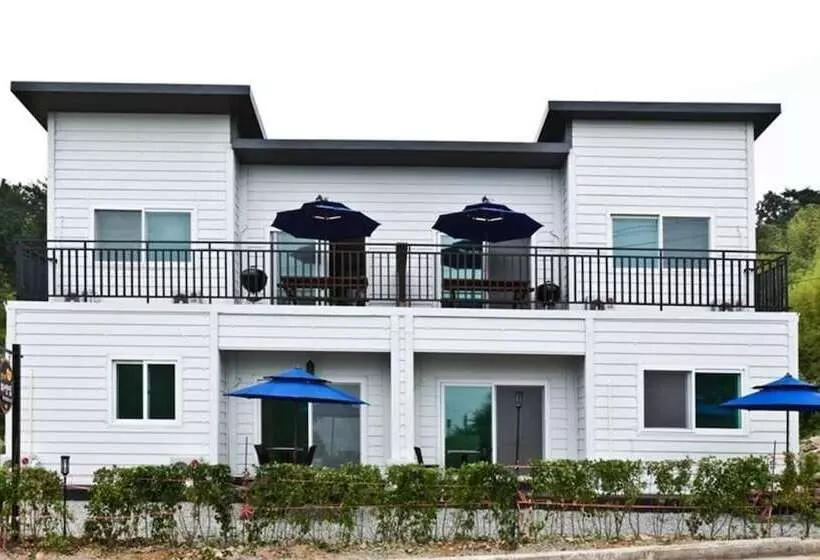 Namhae Seomnara Hayanjip Pension