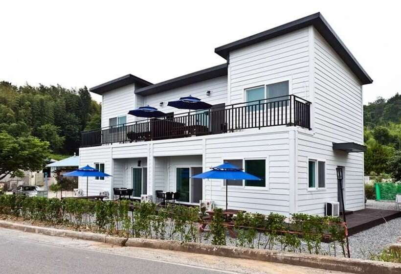 Namhae Seomnara Hayanjip Pension