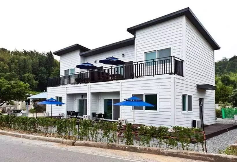 Namhae Seomnara Hayanjip Pension