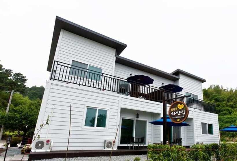 Namhae Seomnara Hayanjip Pension