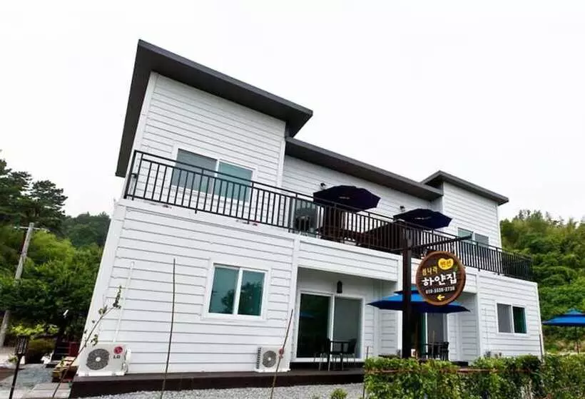 Namhae Seomnara Hayanjip Pension