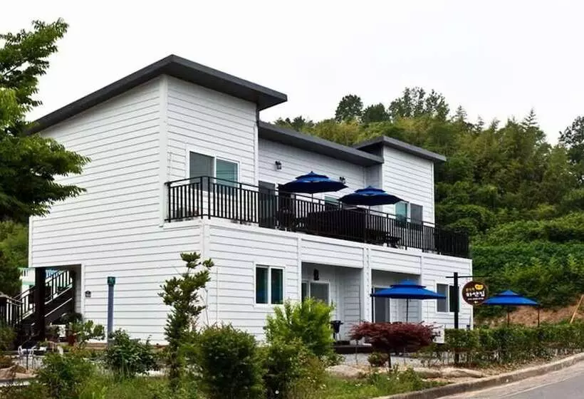 Namhae Seomnara Hayanjip Pension