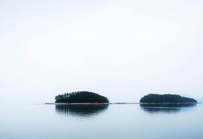 Namhae Seomnara Hayanjip Pension