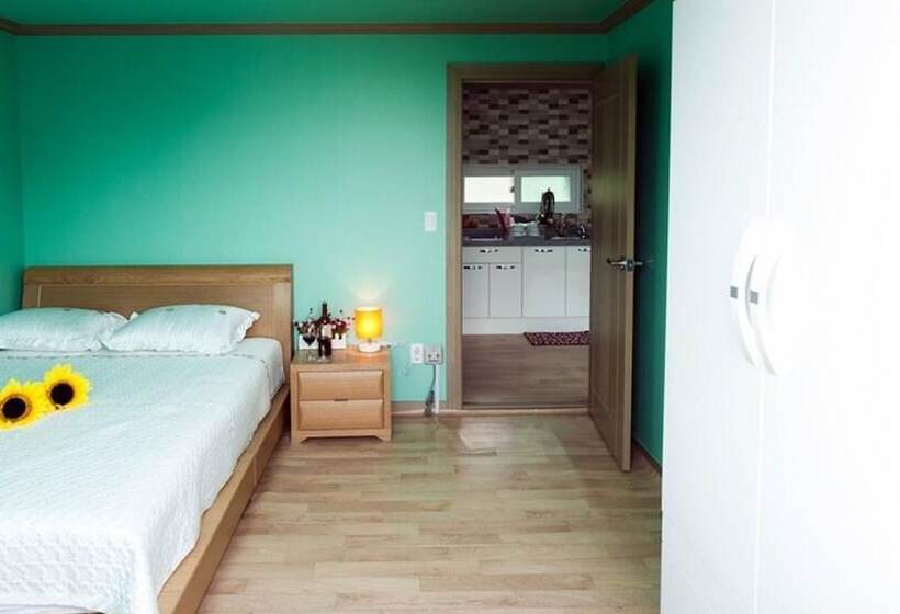 Namhae Seomnara Hayanjip Pension