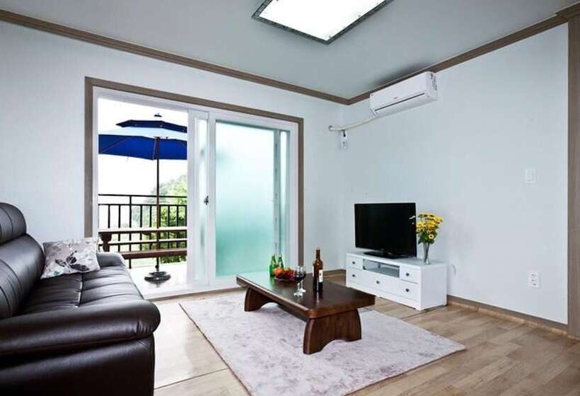 Namhae Seomnara Hayanjip Pension