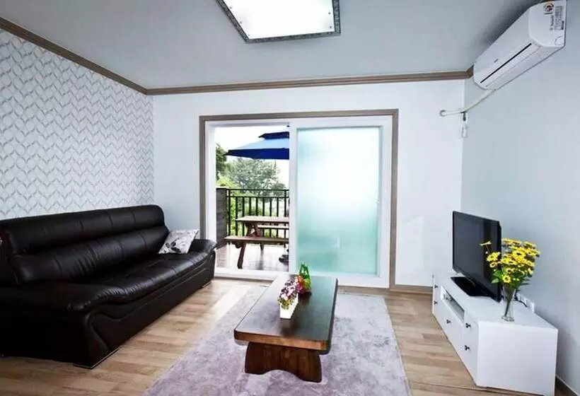 Namhae Seomnara Hayanjip Pension
