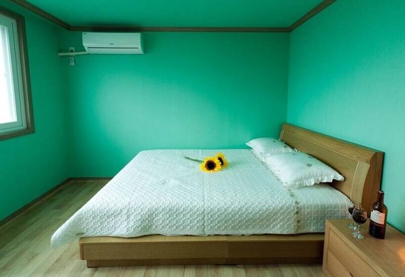 Namhae Seomnara Hayanjip Pension