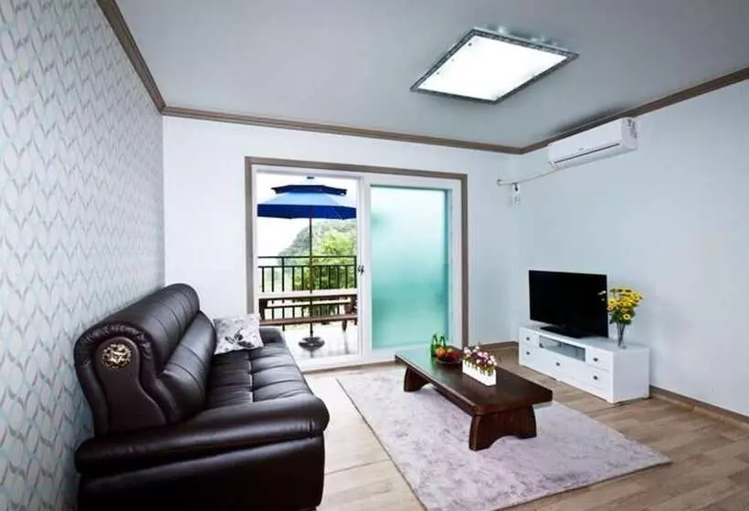 Namhae Seomnara Hayanjip Pension