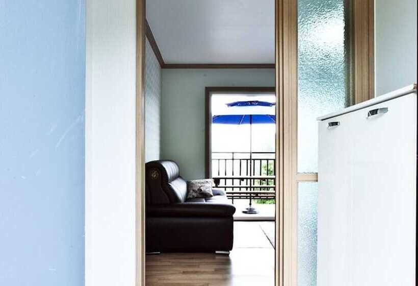 Namhae Seomnara Hayanjip Pension