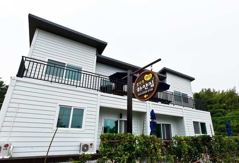 Namhae Seomnara Hayanjip Pension