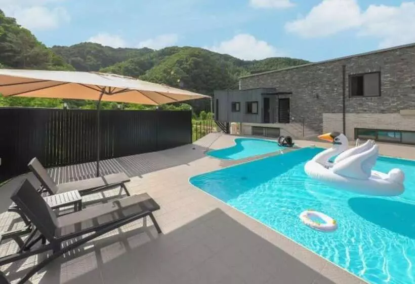 Majatalo Chuncheon Sampogil Pool Villa