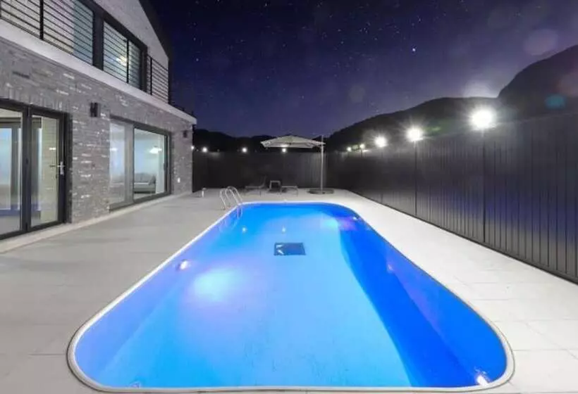 Majatalo Chuncheon Sampogil Pool Villa