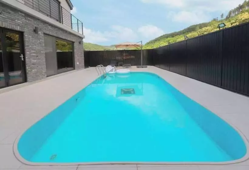 Majatalo Chuncheon Sampogil Pool Villa