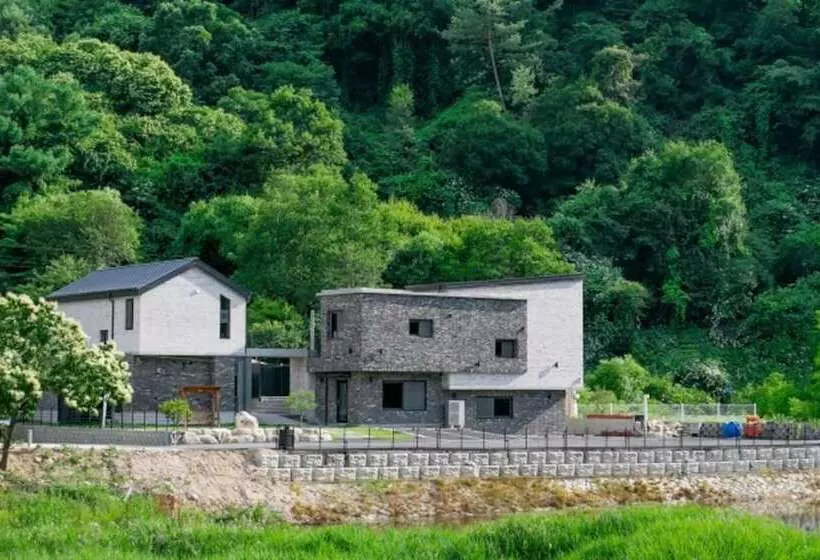 Majatalo Chuncheon Sampogil Pool Villa