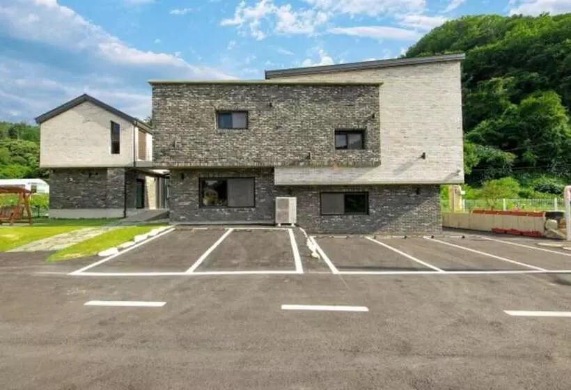 Majatalo Chuncheon Sampogil Pool Villa