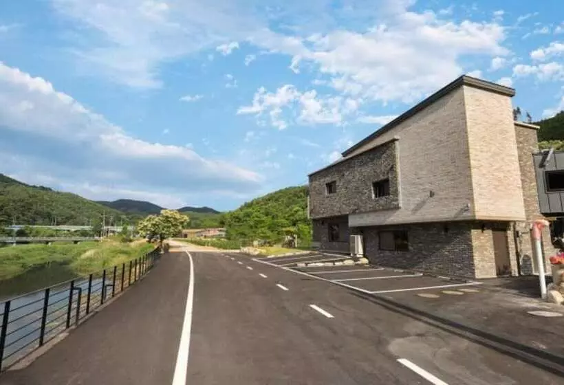 Majatalo Chuncheon Sampogil Pool Villa