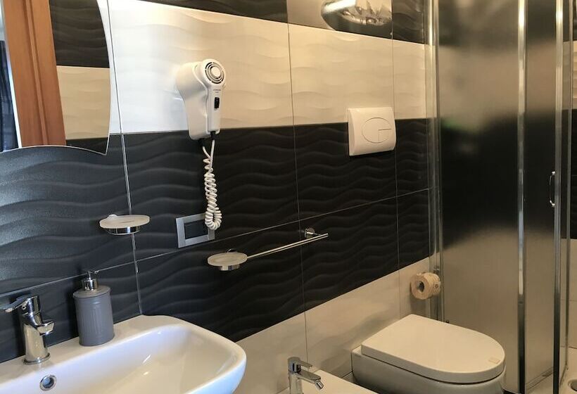 Bed and Breakfast El Nur B B   Silver Room With Private Bathroom