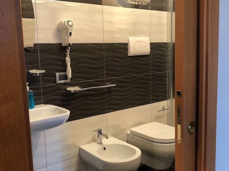 Bed and Breakfast El Nur B B   Silver Room With Private Bathroom