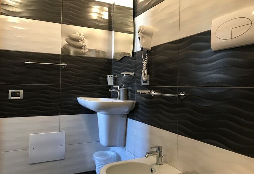 Bed and Breakfast El Nur B B   Silver Room With Private Bathroom