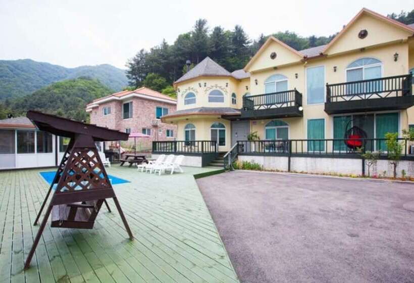 פנסיון Gapyeong Eunhasuleuldamda Pool Villa