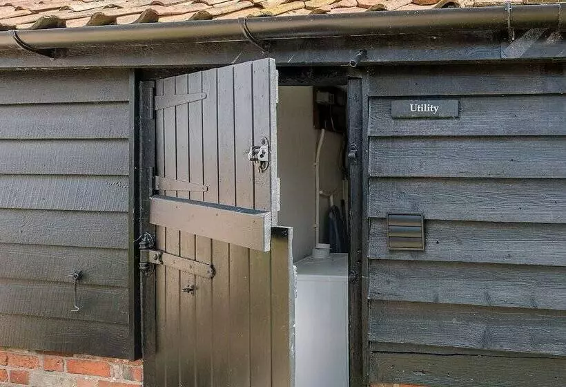 Harvest Cottage, Valley Farm Barns, Snape