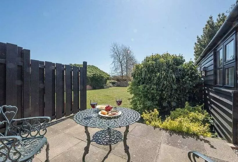 Harvest Cottage, Valley Farm Barns, Snape