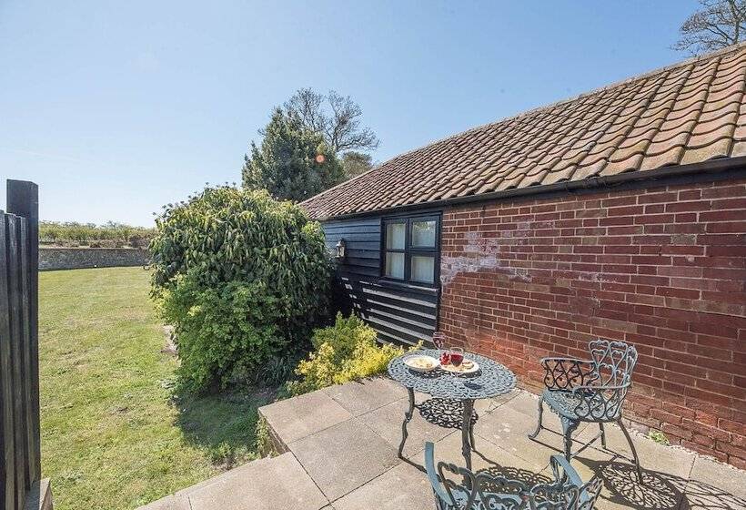 Harvest Cottage, Valley Farm Barns, Snape