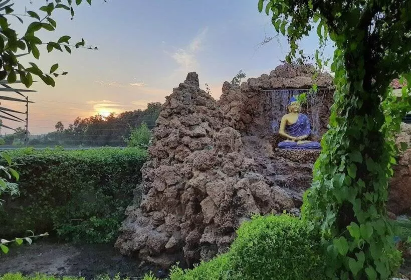 Hotelli Neonz Resort & Club