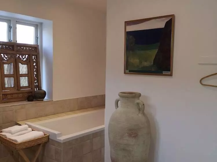 Majatalo Midtgolf Guest House