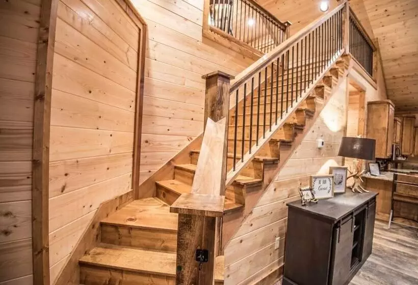 All Decked Out Cabin In The Woods With Fireplace, Bbq, And Swing Bed By Redawning
