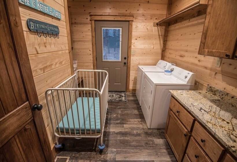 All Decked Out Cabin In The Woods With Fireplace, Bbq, And Swing Bed By Redawning