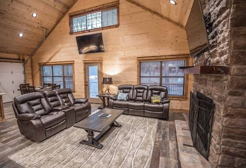 All Decked Out Cabin In The Woods With Fireplace, Bbq, And Swing Bed By Redawning