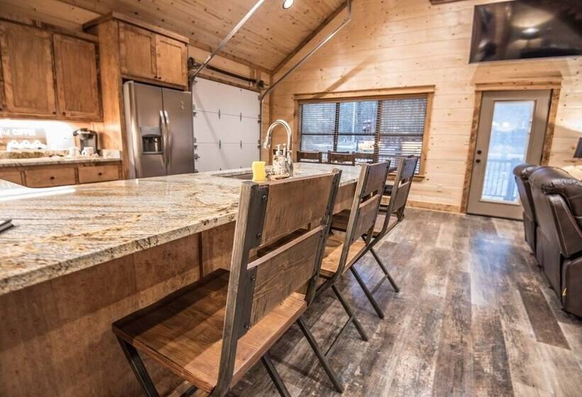 All Decked Out Cabin In The Woods With Fireplace, Bbq, And Swing Bed By Redawning