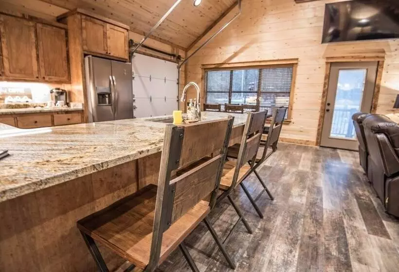 All Decked Out Cabin In The Woods With Fireplace, Bbq, And Swing Bed By Redawning