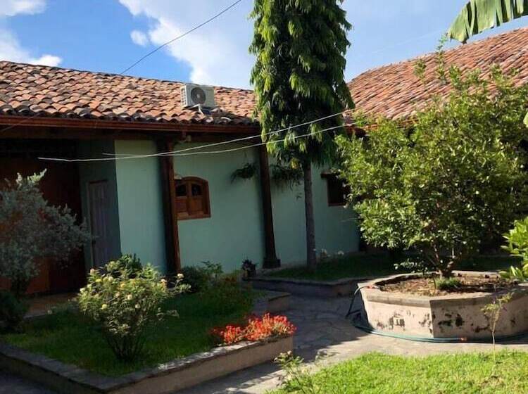 مسافرخانه Vegas Grandpa