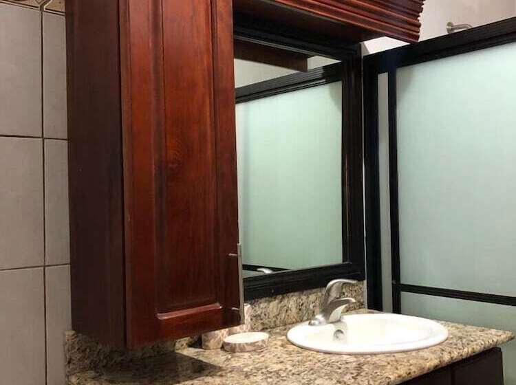 مسافرخانه Vegas Grandpa