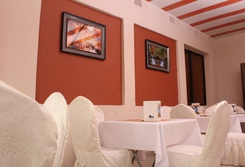 هتل Nsanika Executive Lodge