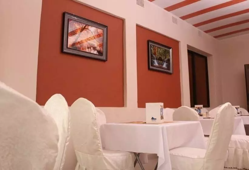 هتل Nsanika Executive Lodge